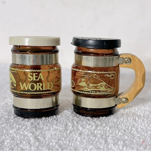 Vintage Sea World Tiny Beer Mug  Salt & Pepper Shakers - Picture 1 of 10